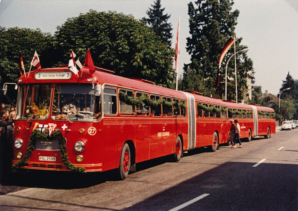 Der "Rote Arnold" der Konstanzer Stadtwerke wird nach den Kriegsjahren 1962 erstmals wieder in Kreuzlingen begrüsst. Empfang Roter Arnold in Emmishofen 1962