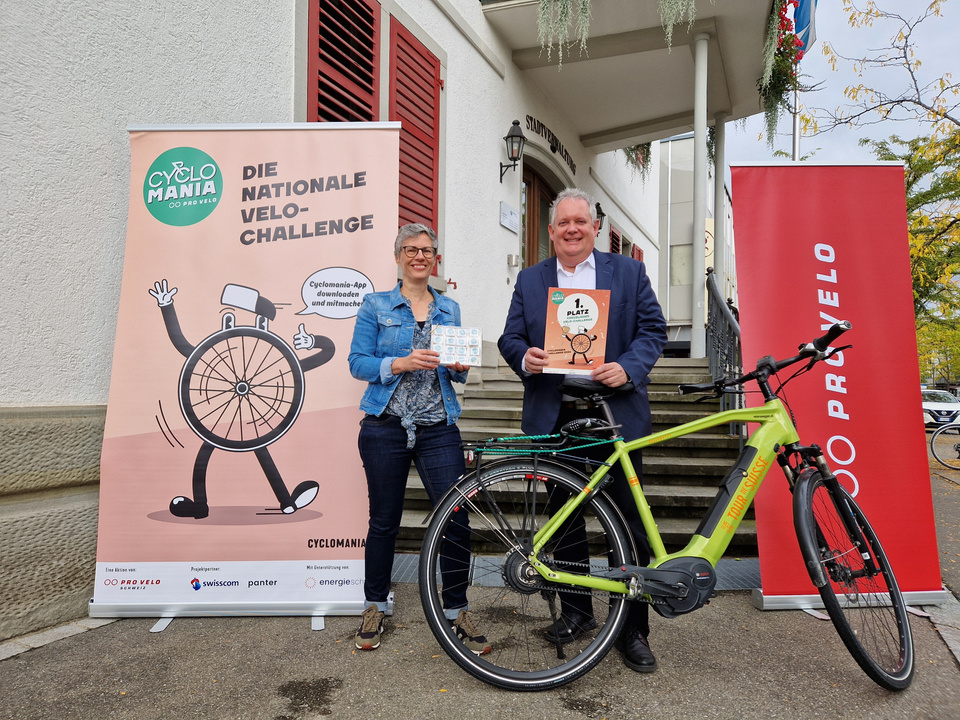 Anita Wenger von Pro Velo Schweiz überreicht Stadtpräsident Thomas Niederberger das Gewinnerzertifikat. Cyclomania Preisübergabe