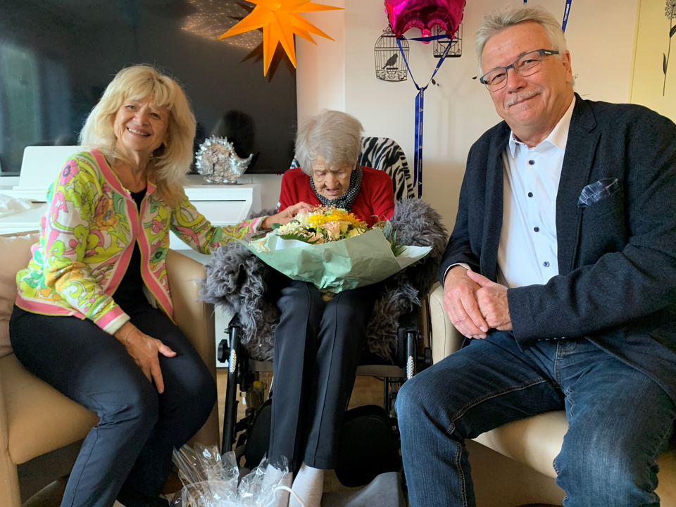 Helena Riegger mit ihrer Tochter Josefa Onken und Stadtrat Ernst Zülle. Josefa Onken, Helena Riegger und Stadtrat Ernst Zülle (von links)