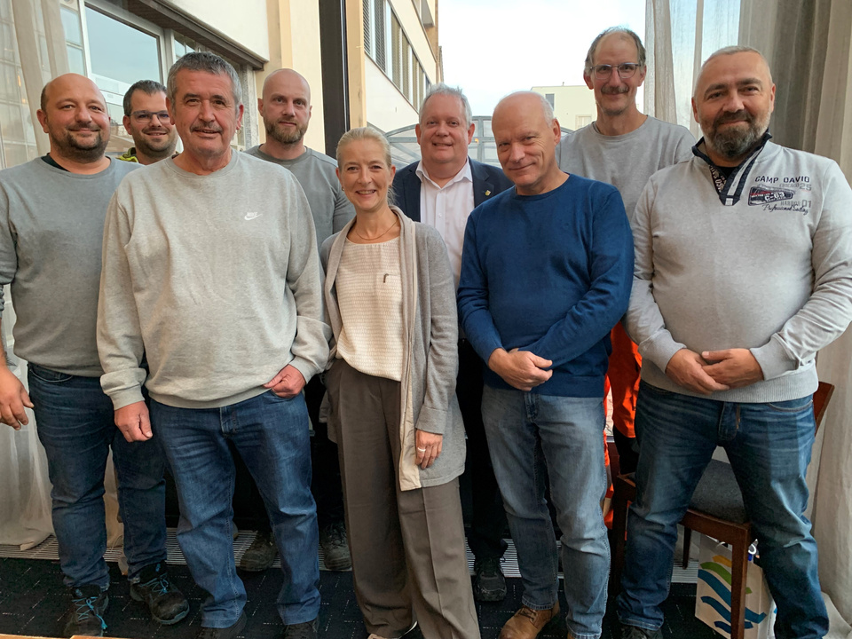 Hintere Reihe v.l.: Patrik Schmidt, Silvan Pfändler, Konrad Babirat, Stadtpräsident Thomas Niederberger und Clemens Herzog.
Vordere Reihe v.l.: Daniel Weber, Andrea Gugelberger, Urs Hungerbühler und Nenad Cvijetinovic. Auf dem Bild fehlt Biljana Miljic.
Feierten ihr Dienstjubiläum