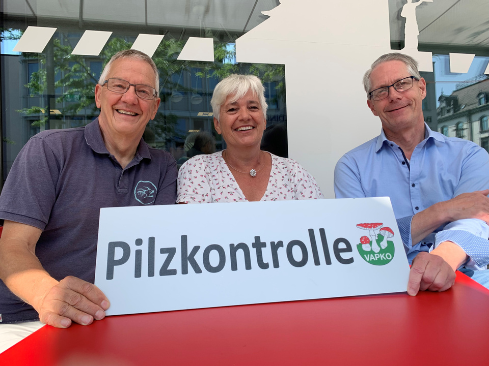 Uwe Winkler, Monika Engeler und Jens Jackwerth, (v.l.) kontrollieren gesammelte Pilze. Uwe Winkler, Monika Engeler und Jens Jackwerth, (v.l.) kontrollieren gesammelte Pilze.