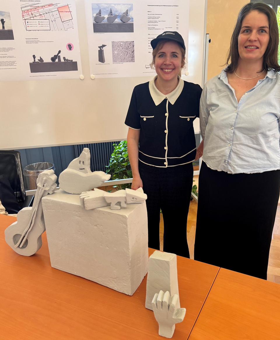 MICKRY3 mit Plänen und Modell ihres Projektentwurfs. MICKRY3 mit Plänen und Modell ihres Projektentwurfs.