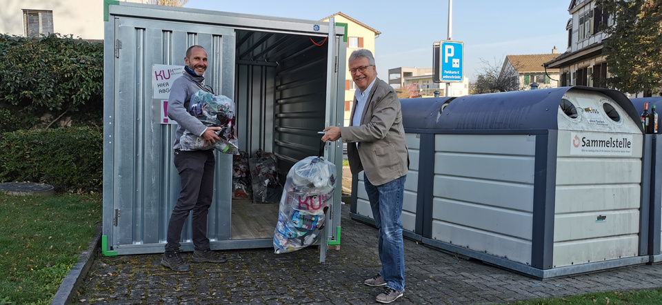 Stefan Braun (environmental representative) and Ernst Zülle (city councillor) (f.l.) KUH Bag collection container