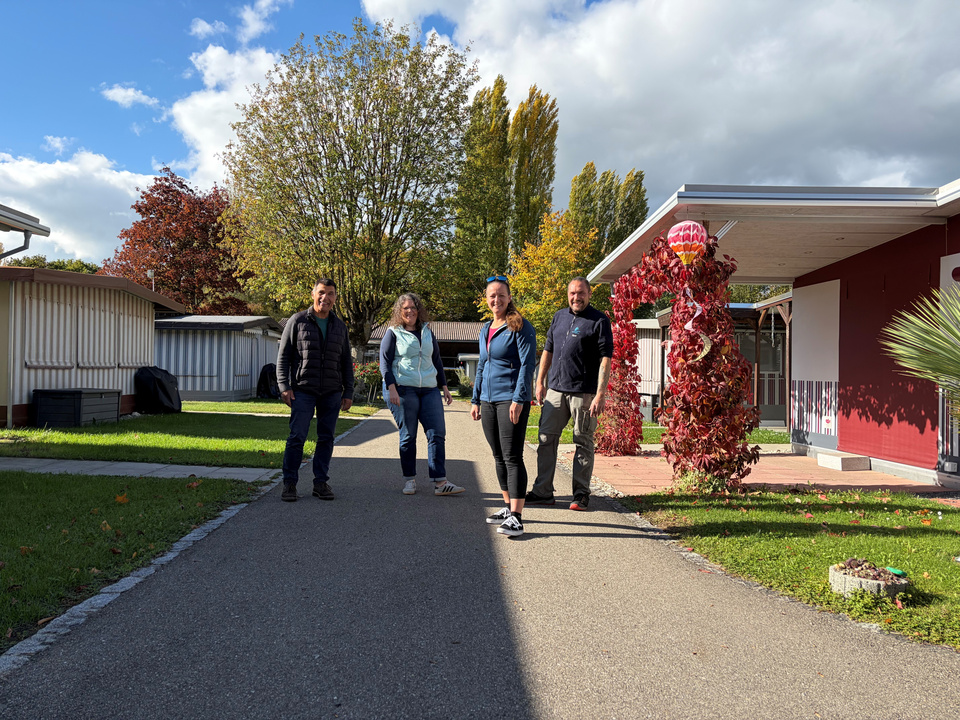 Sie sorgen für Ferienstimmung auf dem Camping Fischerhaus: Ruedi Wolfender, Leiter Sport-anlagen und Betriebe, Karin Hautle, Betriebsleiterin, Claudia Meckert, stellvertretende Be-triebsleiterin, und Rainer Pohl, Platzwart. Bild Saisonschluss Camping Fischerhaus