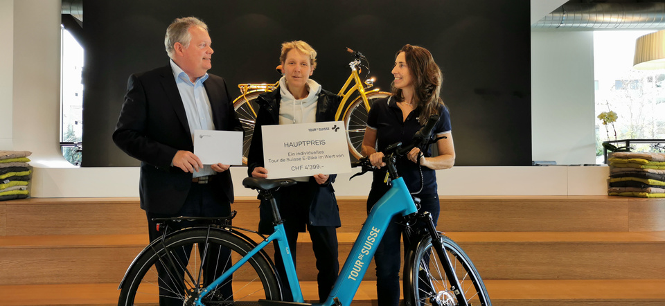 Stadtpräsident Thomas Niederberger und Maria Fattore von Tour de Suisse gratulieren der strahlenden Gewinnerin Evelin Veres. Cyclomania Gewinnerin