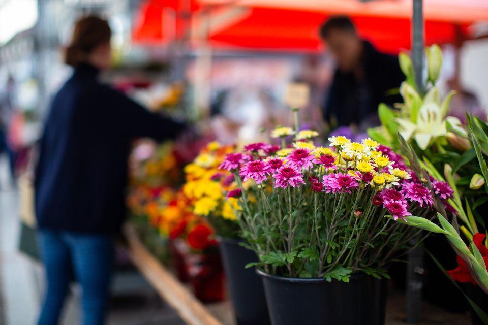 Marktstand mit Blumen