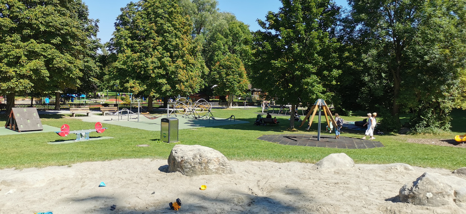 Sandspielplatz und weitere Spielgeräte beim grossen Spielplatz im Seeburgpark. Spielplatz Seeburgpark
