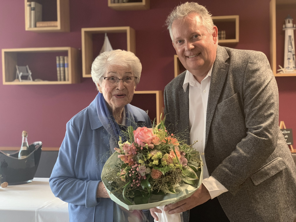 Stadtpräsident Thomas Niederberger gratulierte der bezaubernden und humorvollen Jubilarin Meta Schilling im Namen des Stadtrats ganz herzlich. Meta Schilling feiert 100. Geburtstag