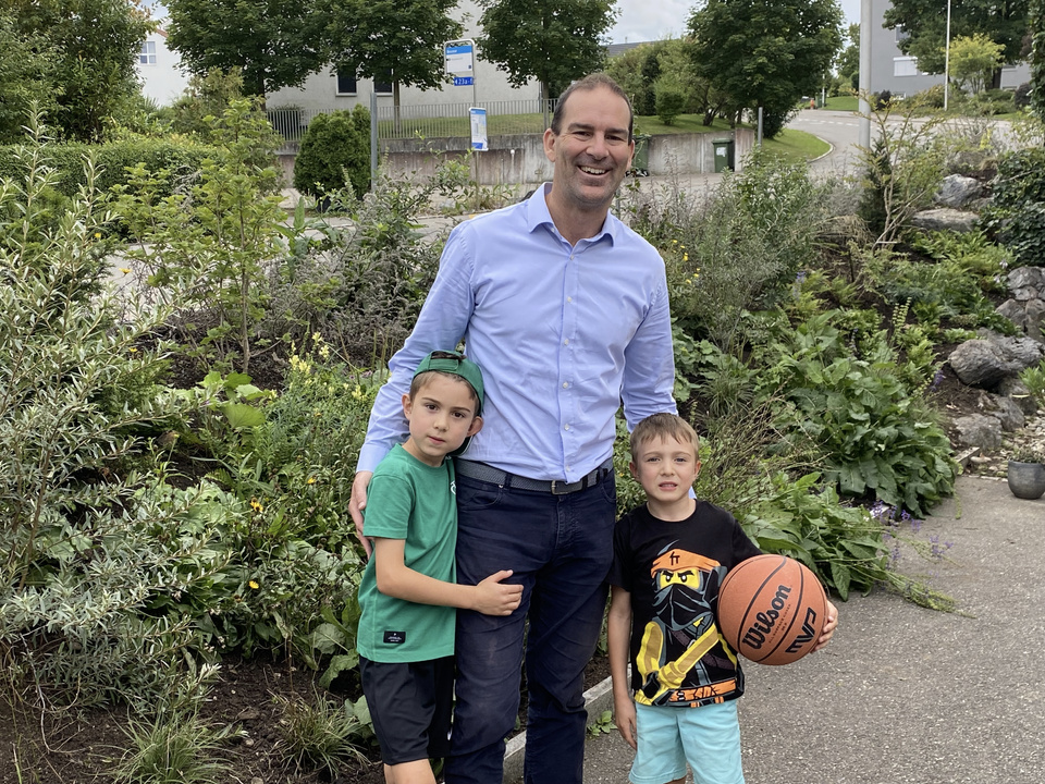 Karl Jecker mit seinen Söhnen vor dem neu gestalteten Garten. Karl Jecker mit seinen Söhnen