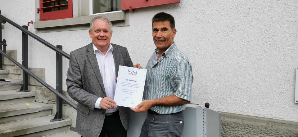 Stadtpräsident Thomas Niederberger freut sich zusammen mit Ruedi Wolfender, Abteilungsleiter Gesellschaft, über die MOVE-Award-Auszeichnung. MOVE-Award