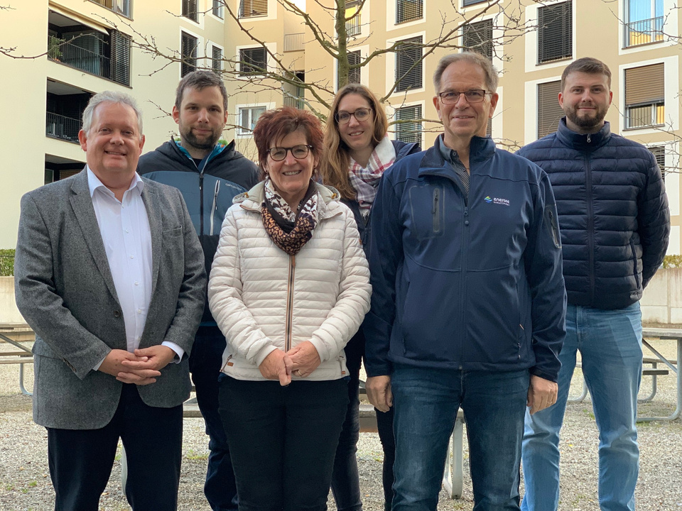 Stadtpräsident Thomas Niederberger mit seinen Jubilaren: Roman Imhof, Katja Schönholzer, Leonardo Batista (hintere Reihe, v.l.) sowie Renate Näf und Martin Kraus. Gemeinsam 90 Jahre in den Diensten der Stadt