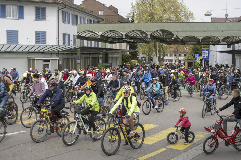 Impression aus dem Jahr 2024, Teilnehmerinnen und Teilnehmer passieren den Hauptzoll. VeloPicknick 2024