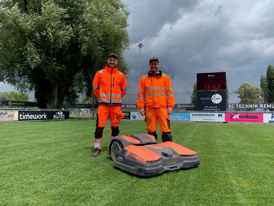 Konrad Babirat und Simon Sollberger pflegen den Naturrasen auf dem Sportplatz Klein Venedig. Konrad Babirat und Simon Sollberger