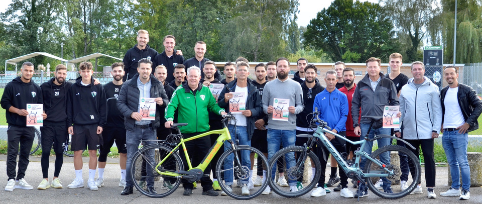 Die erste Mannschaft des FCK mit Trainer und Staff mit Stadtpräsident Thomas Niederberger. FCK VeloChallenge