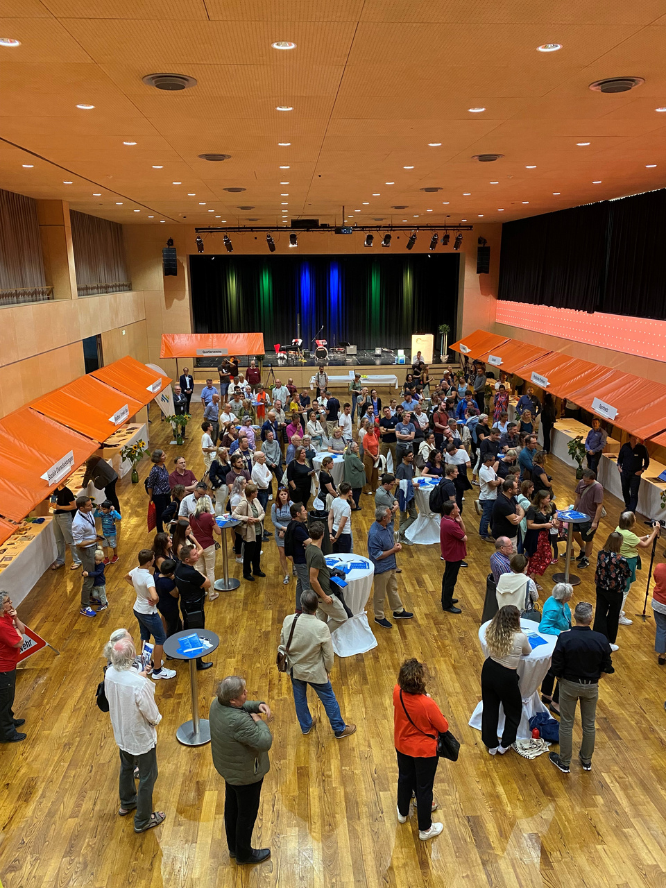 Rund 230 Neuzuzügerinnen und Neuzuzüger nahmen am Anlass teil. Neuzuzüger-Welcome Foto hoch