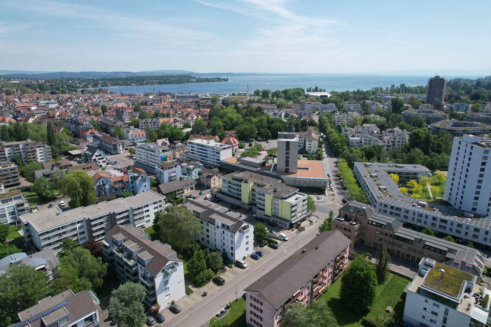 Flugaufnahme Platz vor der "Midori"-Überbauung Ernst-Baertschi-Platz