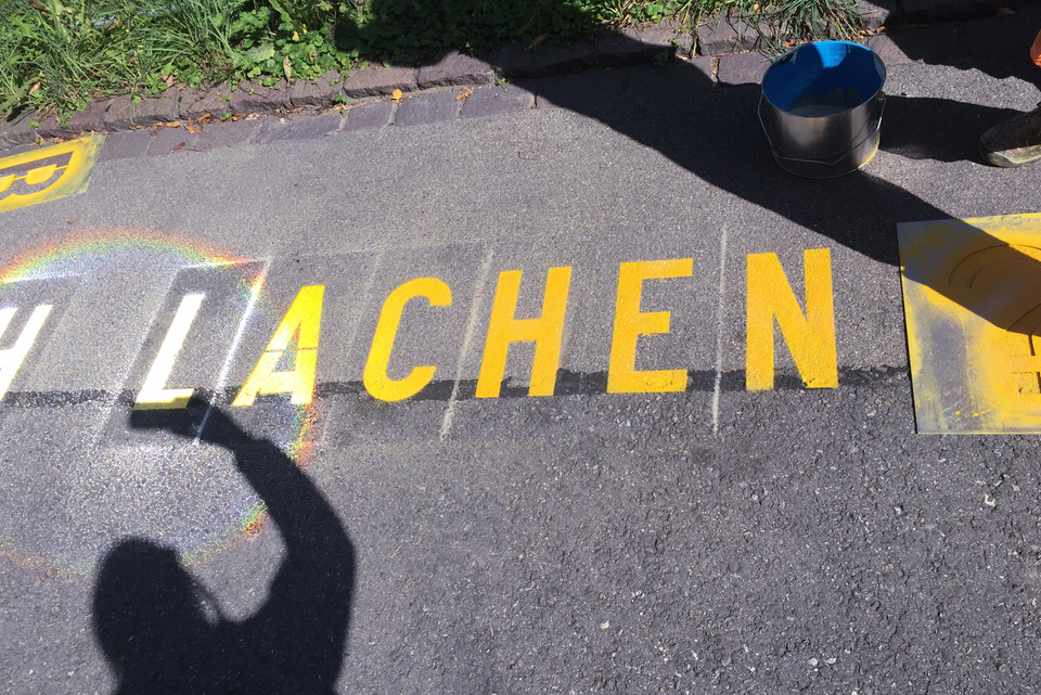 Ausschnitt (Wort "Lachen") Kunstwettbewerb 2019 Erweiterung Weinstrasse 2019 Erweiterung Weinstrasse