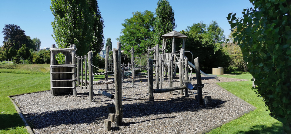 Holzspielgeräte beim Kinderspielplatz Zeppelinring Spielplatz Zeppelinring