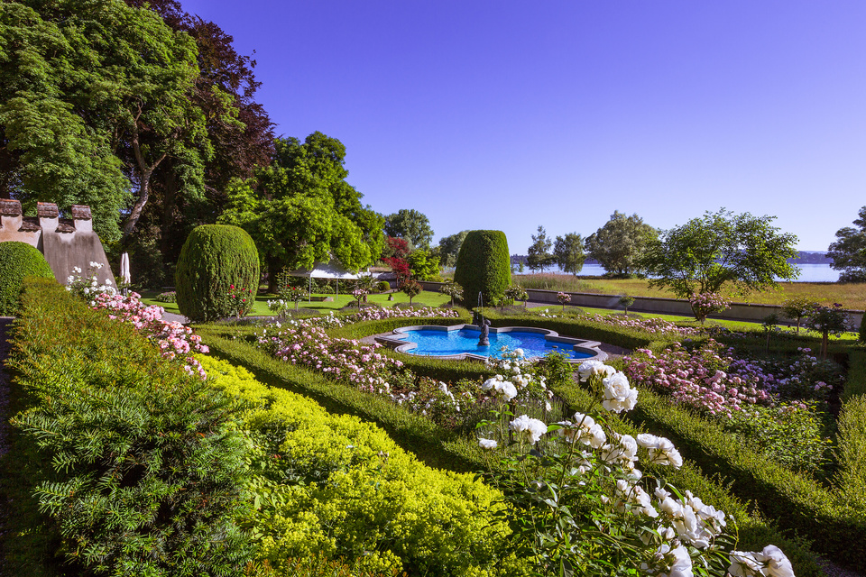 Bäume, Blüten und Brunnen im Seeburgpark, Blick Richtung See Seeburgpark